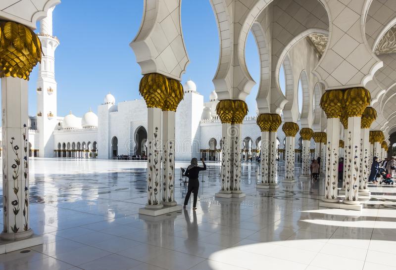 Private Stadtrundfahrt Abu Dhabi bei Nacht mit Gold Cappuccino im Emirates Palace